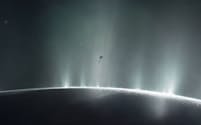 土星の衛星「エンケラドス」をフライバイするカッシーニ探査機。（イラスト:NASA/JPL-Caltech）