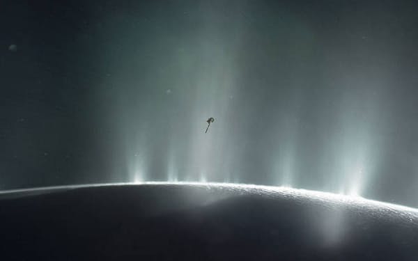 土星の衛星「エンケラドス」をフライバイするカッシーニ探査機。（イラスト:NASA/JPL-Caltech）