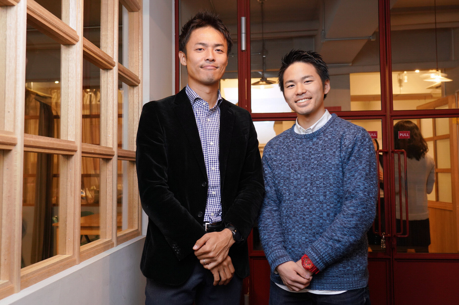 NPO法人クロスフィールズ代表理事、小沼大地さん（左）　慶応義塾大学3年の吉野裕斗さん（右）