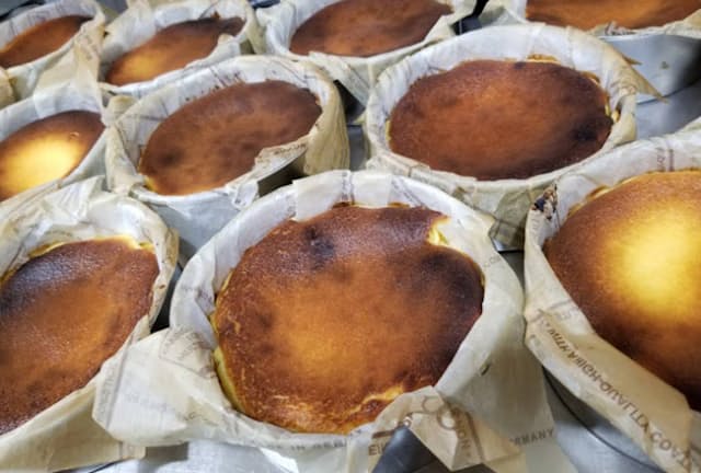 昨年、大ヒットしたバスク風チーズケーキ。「オーブン・ミトン」ではブームの前から提供し、人気を誇る