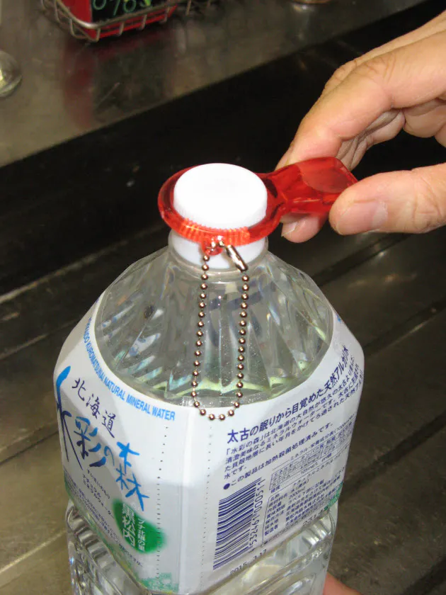 ペットボトルや缶飲料のフタを開けるオープナー 缶やボトルのフタが開かない これ1 Nikkei Style ペットボトルや缶飲料のフタを開けるオープナー 缶やボトルのフタが開かない これ1 Nikkei Style