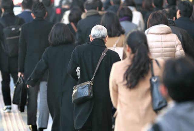 シニア世代の出勤風景(JR東京駅) シニア世代の出勤風景(JR東京駅)