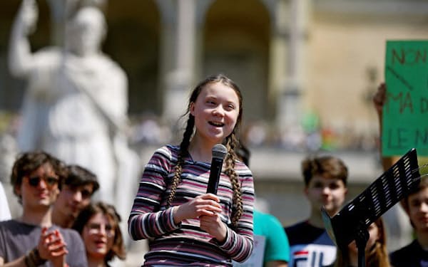 グレタ・トゥンベリさん（写真中央）が15歳で始めたストライキは世界100カ国以上に広がる（2019年4月19日、ローマ）=AP