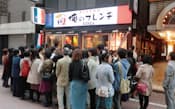 「俺のフレンチ」銀座1号店には入店待ちの長い行列
