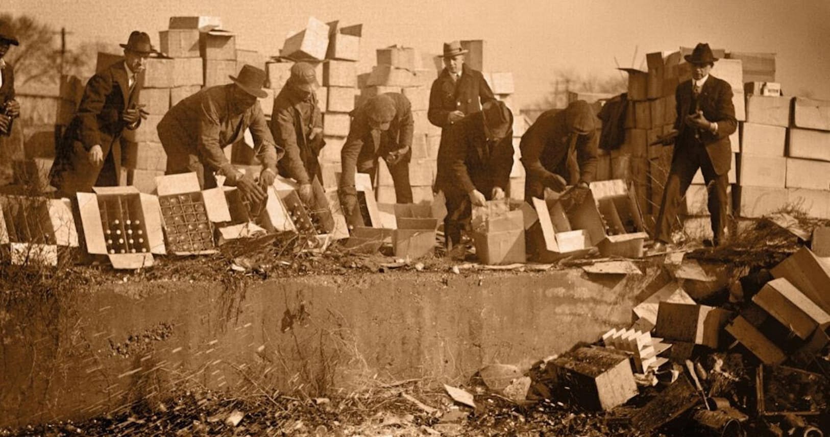 密輸と密造が横行 米国がなぜ禁酒法 100年前 高貴な実験の無残な結末 Nikkei Style 密輸と密造が横行 米国がなぜ禁酒法 100年前 高貴な実験の無残な結末 Nikkei Style