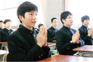 お弁当を食べる前に毎日合掌し「食作法」を唱和する=東海中学校・高等学校提供