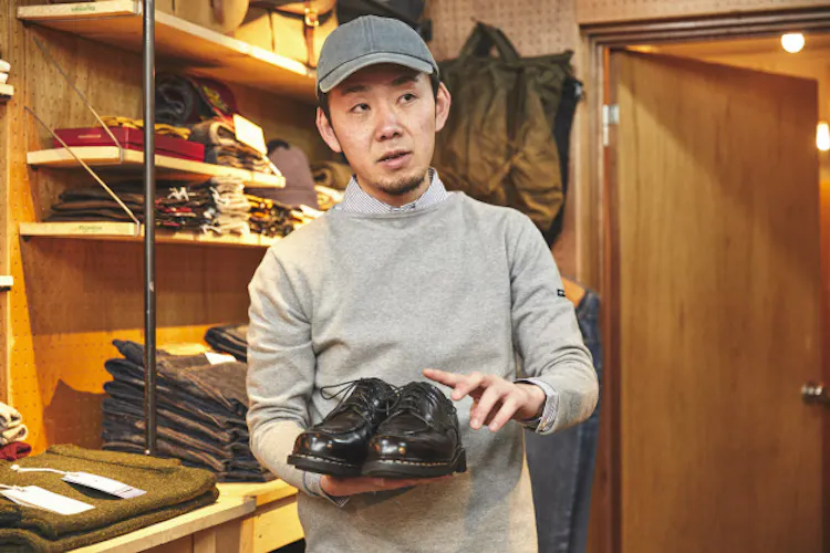 革靴を楽しむカジュアルコーデ 短めズボン丈で上品に Nikkei Style 革靴を楽しむカジュアルコーデ 短めズボン丈で上品に Nikkei Style