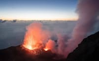 ストロンボリ島の火山は常に穏やかな活動を続けており、ときおり、激しい噴火が起きる。2019年夏に大規模な噴火が相次いだ後、イタリア市民保護局は不安定な状態と判断し、標高約290メートルから先への立ち入りを禁止した（PHOTOGRAPH BY ANDREA FRAZZETTA, NATIONAL GEOGRAPHIC）