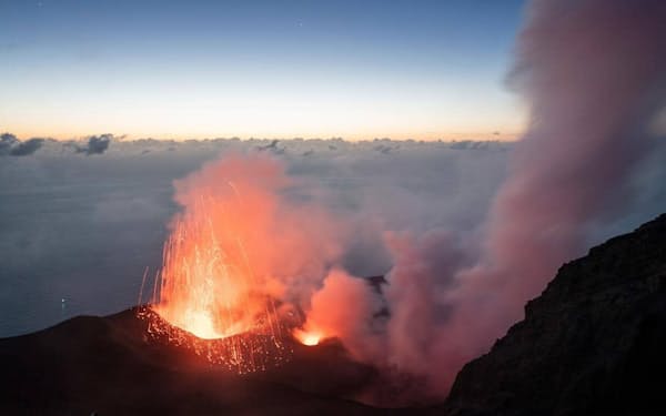 ストロンボリ島の火山は常に穏やかな活動を続けており、ときおり、激しい噴火が起きる。2019年夏に大規模な噴火が相次いだ後、イタリア市民保護局は不安定な状態と判断し、標高約290メートルから先への立ち入りを禁止した（PHOTOGRAPH BY ANDREA FRAZZETTA, NATIONAL GEOGRAPHIC）