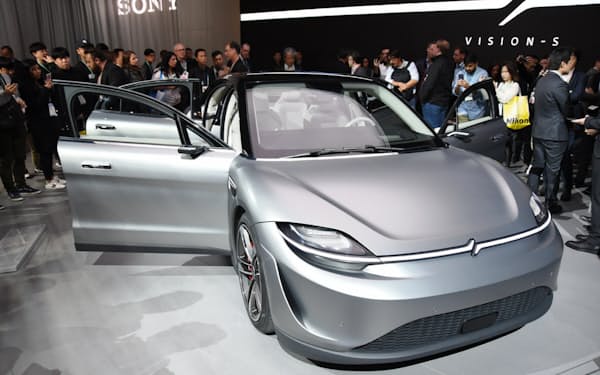 ソニーが開発した試作車「VISION-S（ビジョン エス）」。CES 2020で披露し、高性能センサーのLiDARを開発中であることを明かした（撮影:日経Automotive）