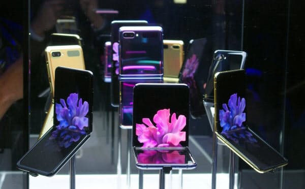 サムスンの縦型折り畳みスマホ 気になる耐久性は 有機elディスプレイ 有機el照明 有機el材料 部材の動向