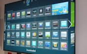 テレビメーカーは「スマートテレビ」でテレビの地位復権を目指す。写真は、Samsung Electronicsのスマートテレビのデモ