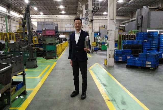 横山哲也ブランドマネージャーが率いる「バーディ」の工房は自動車部品工場の一角にある