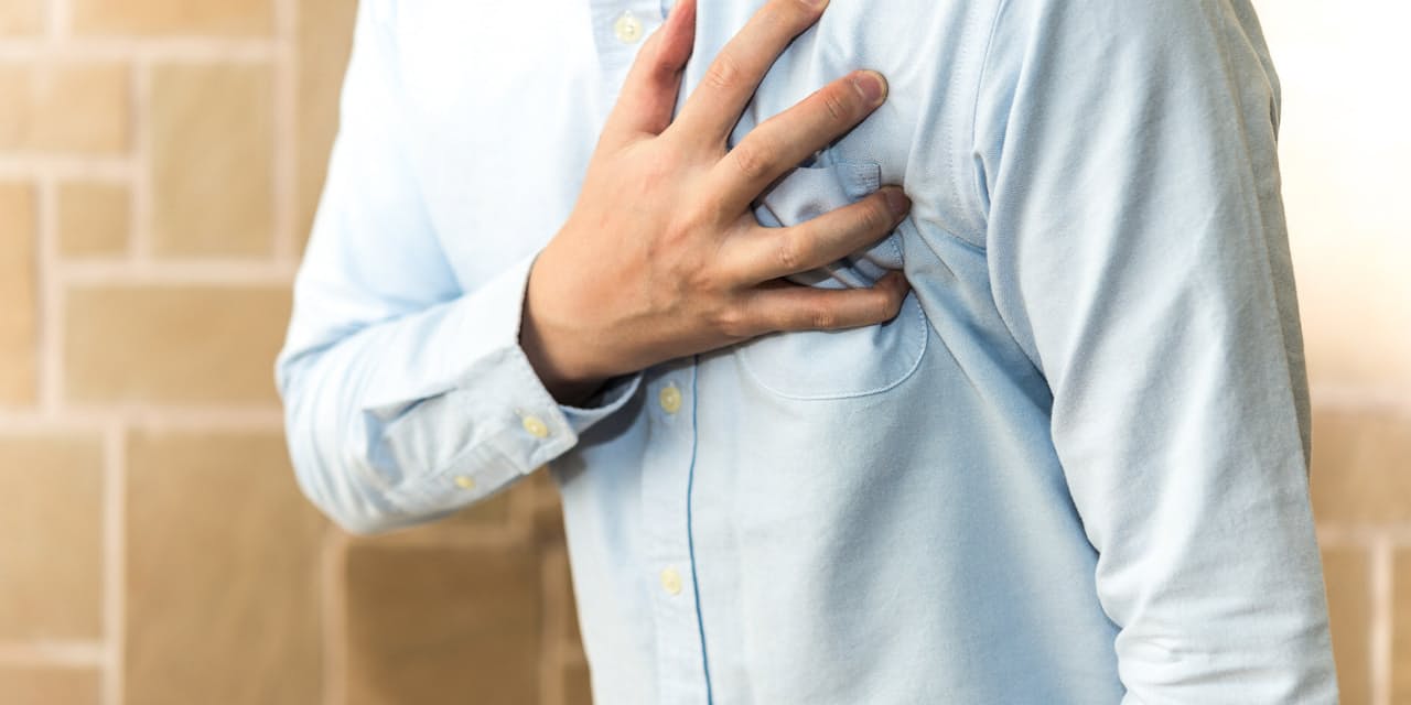 胸の痛み 激しい 広範囲ならすぐ受診 肩や喉も注意 Nikkei Style