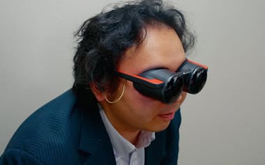 パナソニックの新型VR用ヘッドマウントディスプレーを装着。眼鏡に近いデザインで小型・軽量、HDR対応の高画質を実現した