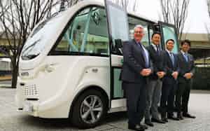 茨城県境町が3台導入する自動運転バス「NAVYA ARMA」。左から、バスを製造する仏Navya社のヘンリー・コロン氏、販売代理店マクニカの佐藤篤志イノベーション戦略事業本部長、境町の橋本正裕町長、バスの運行管理をサポートするSBドライブの佐治友基社長 茨城県境町が3台導入する自動運転バス「NAVYA ARMA」。左から、バスを製造する仏Navya社のヘンリー・コロン氏、販売代理店マクニカの佐藤篤志イノベーション戦略事業本部長、境町の橋本正裕町長、バスの運行管理をサポートするSBドライブの佐治友基社長