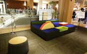 共用スペースには「ミナ ペルホネン」のデザイナー皆川明氏によるオリジナルデザインのソファを新設された（ガレリア2F notsobig前）