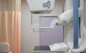 マンモグラフィは、乳房の状態を映し出すX線検査。写真のような専用機器を使う