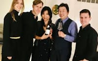有名なDJのリッチー・ホウティン氏（左から2人目）のドイツ宅で日本酒をPRする永井氏（右から2人目）