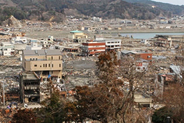 【2011年】
震災直後、旧役場(左中央奥の建物)周辺はがれきが目立つ
【2011年】
震災直後、旧役場(左中央奥の建物)周辺はがれきが目立つ
