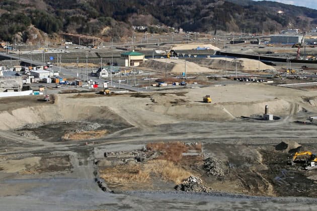 【2015年】
かさ上げされた土地が少しずつ平らにならされる 【2015年】
かさ上げされた土地が少しずつ平らにならされる