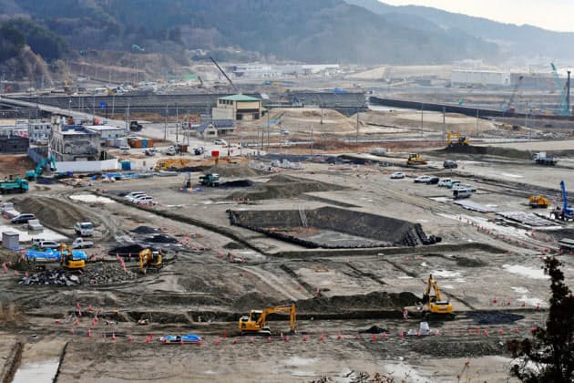 【2016年】
固められた土の上を多くの工事車両が進む 【2016年】
固められた土の上を多くの工事車両が進む