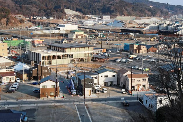 【2019年】
大槌川水門(右奥)の建設が進む 【2019年】
大槌川水門(右奥)の建設が進む