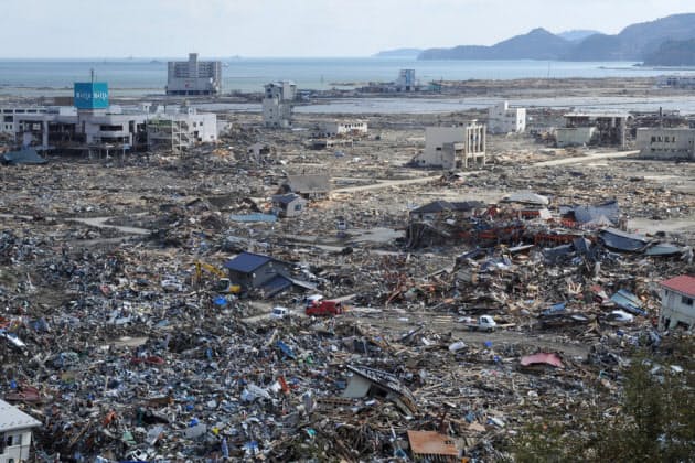 【2011年】
市立第一中学校から眼下に広がる津波がれき 【2011年】
市立第一中学校から眼下に広がる津波がれき