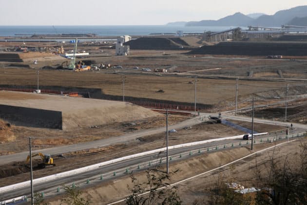 【2015年】
街をかさ上げする盛り土が次々に造成される 【2015年】
街をかさ上げする盛り土が次々に造成される