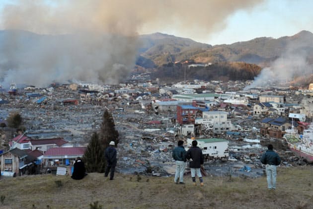 【2011年】
火災の煙が立ち上る鹿折地区、住民は高台に
【2011年】
火災の煙が立ち上る鹿折地区、住民は高台に