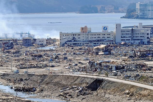 【2011年】
被害を受けた志津川地区。左端に防災対策庁舎が見える
【2011年】
被害を受けた志津川地区。左端に防災対策庁舎が見える
