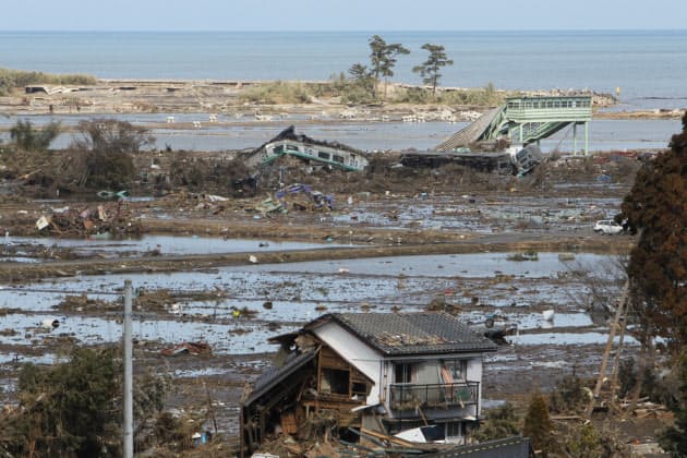 【2011年】
新地駅では列車や線路が押しつぶされた
【2011年】
新地駅では列車や線路が押しつぶされた