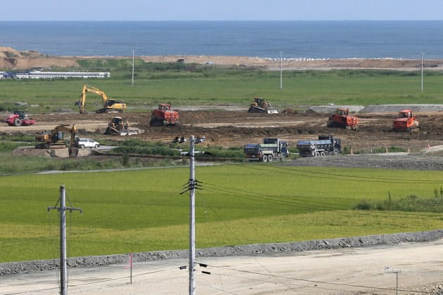 【2014年】
海岸沿いの堤防を高さ7メートルに引き上げ
【2014年】
海岸沿いの堤防を高さ7メートルに引き上げ