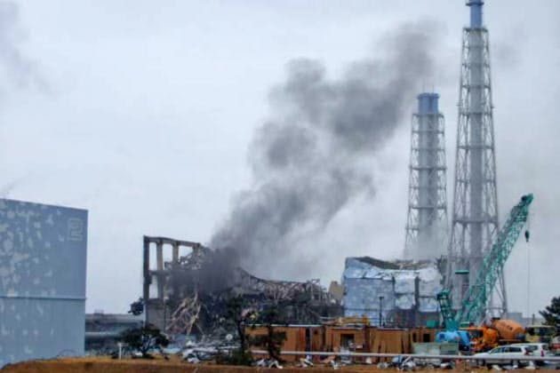 【2011年】
水素爆発後、煙を上げる3号機=東電提供
【2011年】
水素爆発後、煙を上げる3号機=東電提供