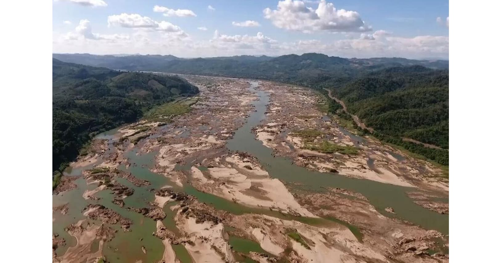 渇く大河メコン川 記録的な水位 希少イルカの運命は Nikkei Style 渇く大河メコン川 記録的な水位 希少イルカの運命は Nikkei Style