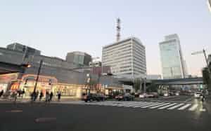 東京高速道路(KK線)の西銀座ジャンクション付近。右に延びる高架橋は京橋ジャンクションにつながる。2018年に撮影(写真:日経コンストラクション) 東京高速道路(KK線)の西銀座ジャンクション付近。右に延びる高架橋は京橋ジャンクションにつながる。2018年に撮影(写真:日経コンストラクション)