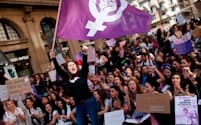 国際女性デーには世界中の女性が平等な権利を求めて街頭で抗議行動を繰り広げる。写真はバルセロナのデモ参加者（PHOTOGRAPH BY PAU BARRENA, AFP/GETTY）