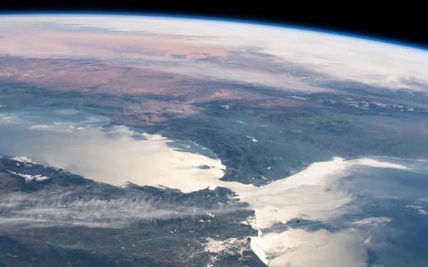地中海と外海とを結んでいるのは、欧州とアフリカ大陸の間に位置する幅の狭いジブラルタル海峡のみ。国際宇宙ステーションから撮影（PHOTOGRAPH BY NASA）