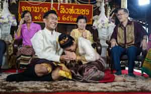 結納を終えた新郎(手前左)にタイの伝統的挨拶「ワイ」をする新婦(タイ・ランパーン県)=小高顕撮影 結納を終えた新郎(手前左)にタイの伝統的挨拶「ワイ」をする新婦(タイ・ランパーン県)=小高顕撮影