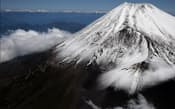 ヘリコプターから見た富士山。噴火したときの宝永火口がくっきりと分かる（2013年5月17日）