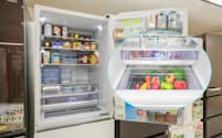 冷蔵室の扉を開けると、下の段の野菜室の中身が見えるアクアの冷蔵庫「Delie」シリーズ。現代の家庭を研究した結果、生まれた工夫だという