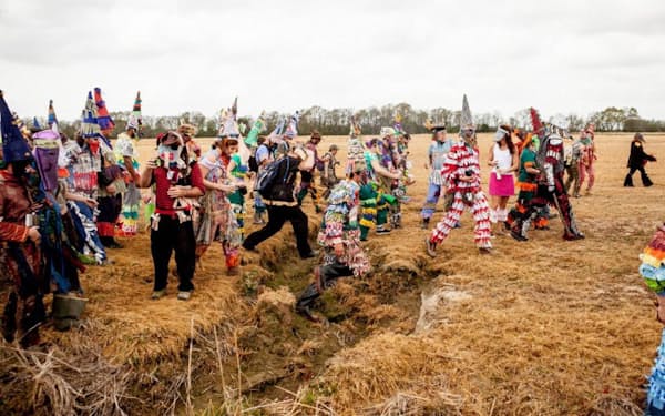 「ファキティーグ・クリル・ド・マルディグラ」に集った人々が、米ルイジアナ州ユーニス郊外の草地を駆け抜ける。祭りの参加者は、その一人ひとりも、参加者全体も「マルディグラ」と呼ばれる（PHOTOGRAPH BY CLAIRE BANGSER）
