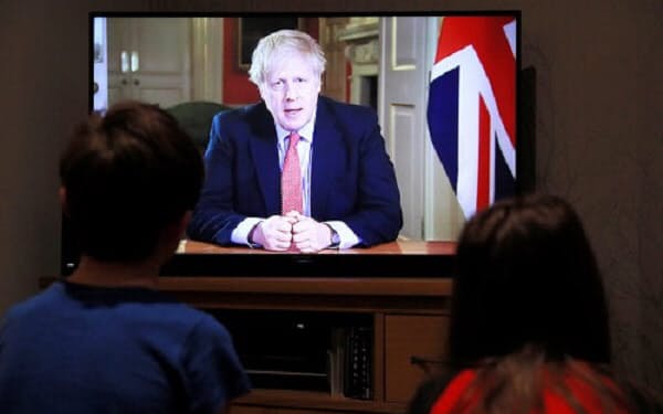 英国のボリス・ジョンソン首相は23日夜、国民にビデオメッセージで外出禁止を求めた（写真:ロイター/アフロ）