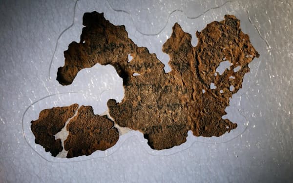 ワシントンDCにある聖書博物館所蔵の死海文書は、全て偽造品だったことが判明した。写真は、創世記の断片（PHOTOGRAPH BY REBECCA HALE, NGM STAFF）