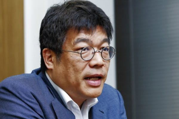 藤野英人(ふじの・ひでと)氏。1966年生まれ。国内や外資の大手投資運用会社でファンドマネジャーを務めた後、2003年にレオス・キャピタルワークスを創業。主に日本の成長企業に投資する株式投資信託「ひふみ投信」シリーズを運用している。33歳の頃にぜんそくを患い、完全な下戸に。19年6月にフェイスブックで下戸が集まるグループ「ゲコノミスト」を立ち上げた。(写真:竹井俊晴)