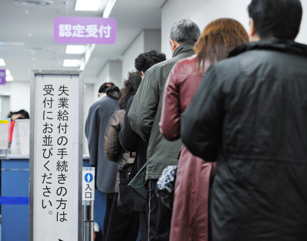 4月以降の雇用環境は悪化が避けにくい(ハローワークで失業給付に並ぶ人たち)