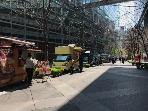 キッチンカーを訪れる人の姿もまばらだった(東京都千代田区の東京国際フォーラム)