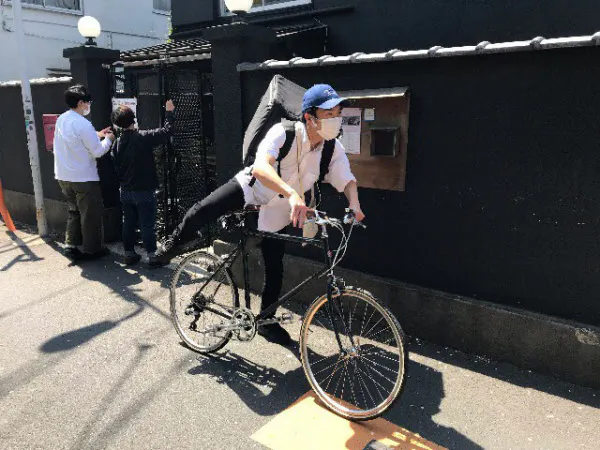 谷根千エリアの飲食店が共同で運営する宅配便(東京・台東)