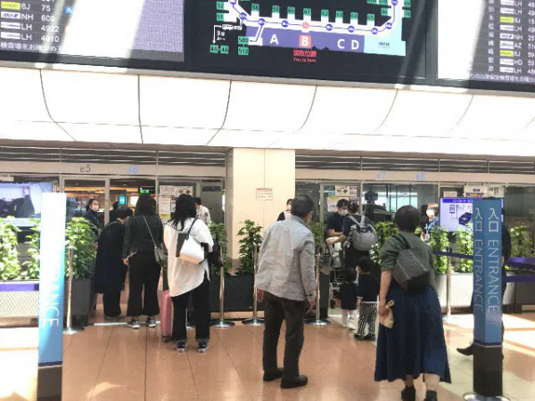 飛行機の保安検査場に向かう乗客ら(羽田空港)