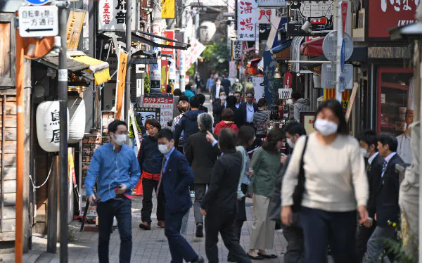 昼食時ににぎわう商店街(8日午後、東京都港区)=野岡香里那撮影